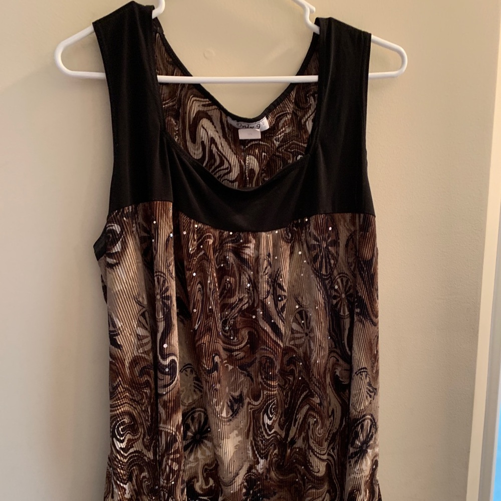 Absolutely beautiful sleeveless dress tank!!